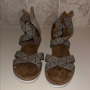 Skechers Black and Cream Women's Sandals